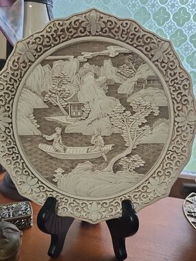 Vintage 1982 Arnart "Ivory Dynasty" Pattern 3D Resin Embossed Plate 9.5”